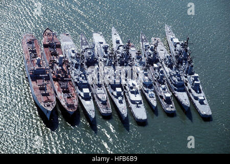 In der Einheit 6E der James River Reserve Fleet sind außer Betrieb genommene AK-Transportschiffe, Zerstörer der John Adams- und Farragut-Klasse sowie der Zerstörer der Gearing-Klasse William C. Lawe (DD-763) als Ziel markiert. Stockfoto