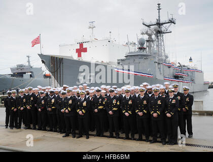 150130-N-YB832-003 NORFOLK (30. Januar 2015) Segler zugewiesen, die Oliver Hazard Perry-Klasse Fregatte USS Elrod (FFG 55) posieren für ein Foto vor dem Schiff vor ihrer Stilllegung Zeremonie am Naval Station Norfolk. Elrod ist nach 30 Jahren des naval Service stillgelegt. (Foto: U.S. Navy Mass Communication Specialist 3. Klasse Ellen Hilkowski/freigegeben) Stilllegung von USS Elrod (FFG-55) am 30. Januar 2015 Stockfoto