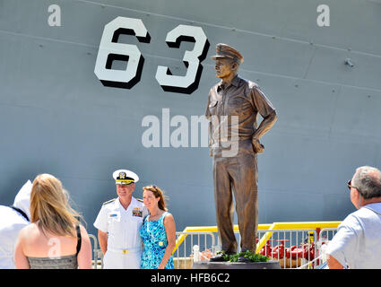 130902-N-RI884-161 PEARL HARBOR (2. September 2013) A 9-Fuß hohe Bronzestatue des Fleet Admiral Chester w. Nimitz ist auf eine Statue Einweihungsfeier vor dem Schlachtschiff Missouri-Denkmal enthüllt. Bildhauers Rip Caswell, zeigt die Statue Nimitz, als er in der Schlacht im Jahr 1944 erschien. Nimitz befahl den größten Ozean-Bereich und die meisten Schiffe der jeden einzelnen Kommandanten in der Geschichte. (Foto: U.S. Navy Mass Communication Specialist 1. Klasse Daniel Barker/freigegeben) Einweihungsfeier 130902-N-RI884-161 Stockfoto