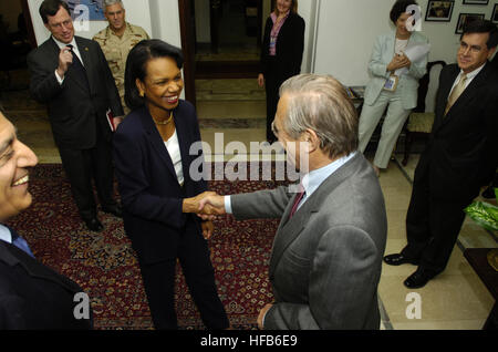 060426-N-0696M-435 Verteidigungsminister Donald H. Rumsfeld grüßt US-Außenministerin Condoleezza Rice in Bagdad, Irak, am 26. April 2006.  Rumsfeld und Reis gemacht einen unangekündigten Besuch in Irak treffen gemeinsam mit Iraks neu designierten Ministerpräsidenten Jawad al-Maliki, Unterstützung für den anhaltenden Prozess des Aufbaus einer neuen irakischen Regierung zeigen.  Rumsfeld traf früher Kommandierender General, Multi-National Force Irak General George Casey Jr..  DoD-Foto von Petty Officer 1st Class Chad J. McNeeley, US Navy.  (Freigegeben) Defense.gov News Foto 060426-N-0696M-435 Stockfoto