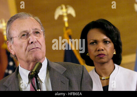 060427-N-0696M-230 US-Verteidigungsminister Donald H. Rumsfeld spricht zu Reportern, wie US-Außenministerin Condoleezza Rice am 27. April 2006 in Bagdad, Irak, hört.  Rumsfeld und Reis aus einer unangekündigten Besuch in Irak treffen mit hochrangigen Militärs und Regierungsbeamte, einschließlich neuen Premierminister Iraks benennen Jawad al-Maliki. DoD-Foto von Petty Officer 1st Class Chad J. McNeeley, US Navy. (Freigegeben) Defense.gov News Foto 060427-N-0696M-230 Stockfoto