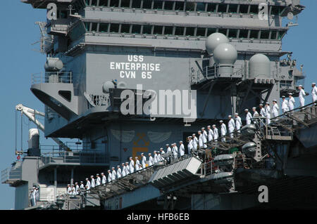 060502-N-9562H-092 Crewmitglieder der USS Enterprise (CVN-65) Mann die Schiene, wie der Flugzeugträger Naval Station Norfolk, Virginia, für den Einsatz auf 2. Mai 2006 fährt.  Fast 7.000 Segler aus der Enterprise Carrier Strike Group sind zur Unterstützung des Krieges gegen den Terror bereitstellen.  DoD-Foto von Seemann Rekrut Jeff Hall, US-Navy.  (Freigegeben) Defense.gov News Foto 060502-N-9562H-092 Stockfoto