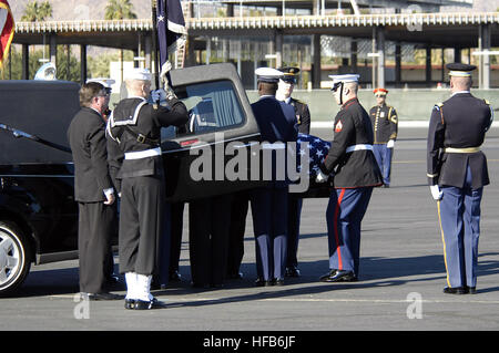 Mitglieder der Streitkräfte Ehrengarde entfernen den Sarg des ehemaligen Präsidenten Gerald Ford aus dem Leichenwagen für den Transport nach Washington, D.C., während der Abschiedszeremonie aus Palm Springs, Kalifornien, 30. Dezember 2006.  DoD Personal tragen dazu bei, um Ford, 38th Präsident der Vereinigten Staaten zu Ehren, der am 26. Dezember verstorben. Ford Reste werden nach Washington, D.C., für ein Staatsbegräbnis in der Rotunde des Kapitols und eine Trauerfeier in der Washington National Cathedral, gefolgt von Begräbnis Dienstleistungen in Michigan geflogen werden.  (U.S. Navy Photo von Masse Kommunikation Spezialist Seemann Damien E. Horvath Stockfoto