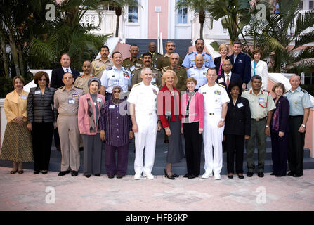 080115-N-0696M-014 St. Petersburg, Florida (15. Januar 2008) - brechen Teilnehmer am Central Command Chief Defense Konferenz in St. Petersburg, Florida, sammeln für ein Gruppenfoto während der in der Sitzung, 15. Januar 2008. Admiral William Fallon, Kommandant, Central Command war Gastgeber der Konferenz, die gegebenenfalls über 12 verschiedenen Naher Osten und Zentralasien Häuptlinge der Verteidigung besuchte eine Vielzahl von verschiedenen Themen diskutieren in der Region. DoD-Foto von Mass Communication Specialist 1. Klasse Chad J. McNeeley (frei) Defense.gov-Foto-Essay 080115-N-0696M-014 Stockfoto