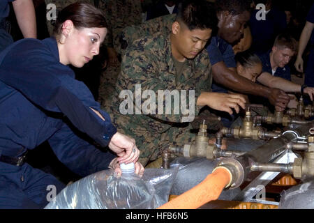 US-Marines und Segler Füllung fünf-Gallonen Wasser Blase an Bord der amphibischen Angriff Schiff USS Essex (LHD 2) während der Fahrt in der Andamanensee 16. Mai 2008, zur Unterstützung möglich Katastrophenhilfe für die Opfer des Zyklon Nargis. Service-Mitglieder mit der Essex amphibische bereit Gruppe stehen vor der Küste von Burma bereit, Hilfsgüter zur Reduzierung der Verluste an Menschenleben und menschliches Leid infolge der Naturkatastrophe zu mildern. (Foto: U.S. Navy Masse Kommunikation Spezialist Seemann Kari R. Bergman/freigegeben) Defense.gov-Foto-Essay 080516-N-0483B-004 Stockfoto