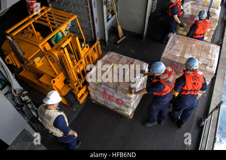 US-Segler bewegen Paletten Lieferungen in der Hangarbucht des amphibischen Angriff Schiff USS Essex (LHD-2) während einer Auffüllung am Meer mit der Flotte Nachschub Öler USNS Walter S. Diehl (T-AO 193) während der Fahrt in der Andaman See 17. Mai 2008. Die Essex Expeditionary Strike Group bereitet sich auf eine humanitäre Hilfe tasking in Birma im Zuge des tropischen Wirbelsturms Nargis zu unterstützen. (Foto: U.S. Navy Mass Communication Specialist 3. Klasse Gabriel S. Weber/freigegeben) Defense.gov-Foto-Essay 080517-N-5253W-027 Stockfoto