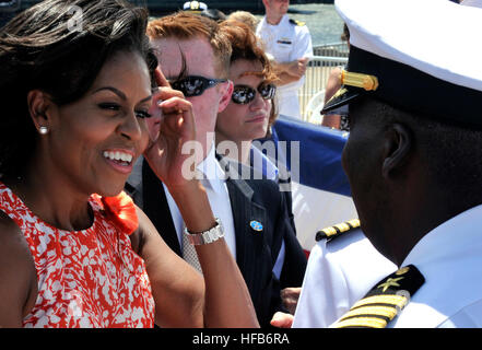 090731-N-3595W-312 NORFOLK, Virginia (31. Juli 2009) - First Lady, Frau Michelle Obama, danke für ihren Service und die harte Arbeit auf ihren letzten Einsatz und liefert Bemerkungen am Naval Station Norfolk Segler. Frau Michelle Obama besucht Naval Station Norfolk als Erweiterung für ihre anhaltende Unterstützung für Soldaten und deren Angehörige. Die First Lady liefert Hinweise auf einer Veranstaltung, die Kennzeichnung der Heimkehr von der USS Eisenhower Carrier Strike Group und der USNS Comfort (T-AH 20) aus ihrer jüngsten Bereitstellungen. (Foto: U.S. Navy Mass Communication Specialist 2. Klasse Gina K. Wollman/freigegeben) Defense.gov Foto es Stockfoto