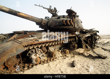 A zerstörten irakischen t-72 main Battle Tank sitzt in der Wüste im Zuge der fortschreitenden Koalitionstruppen während der Operation Desert Storm. Irakischen t-72 Panzer zerstört während des Golfkriegs Stockfoto
