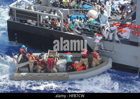 Mittelmeer (17. Oktober 2013) Distressed Personen werden von den amphibischen Transportschiff der Dock USS San Antonio (LPD-17), Armed Forces of Malta Offshore-Patrouillenboot P52 übertragen. San Antonio zur Verfügung gestellt, Nahrung, Wasser, medizinische Versorgung und Notunterkünften, die geretteten. San Antonio gerettet 128 Männer treiben in einem Schlauchboot nach der Reaktion auf einen Anruf von der maltesischen Regierung. (US Navy Foto/freigegeben) 131017-N-ZZ999-009 beitreten das Gespräch http://www.navy.mil/viewGallery.asp http://www.facebook.com/USNavy http://www.twitter.com/USNavy http://navylive.dodlive.mil http://pinterest.c Stockfoto