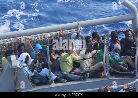 Mittelmeer (17. Oktober 2013) Distressed Personen Welle nach der amphibischen Transportschiff der Dock USS San Antonio (LPD-17), Armed Forces of Malta Offshore-Patrouillenboot P52 übertragen wird. San Antonio zur Verfügung gestellt, Nahrung, Wasser, medizinische Versorgung und Notunterkünften, die geretteten. San Antonio gerettet 128 Männer treiben in einem Schlauchboot nach der Reaktion auf einen Anruf von der maltesischen Regierung. (US Navy Foto/freigegeben) 131017-N-ZZ999-011 beitreten das Gespräch http://www.navy.mil/viewGallery.asp http://www.facebook.com/USNavy http://www.twitter.com/USNavy http://navylive.dodlive.mil http: Stockfoto