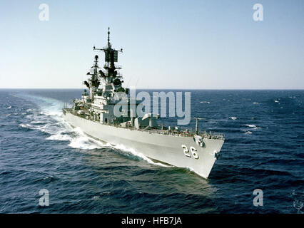 Eine Steuerbord beugen Ansicht der Lenkflugkörper Kreuzer USS BELKNAP (CG-26) im Gange während des Trainings Ferne Drum. DN-SC-92-01084 USS Belknap CG-26 im fernen Trommel 19830516 Stockfoto