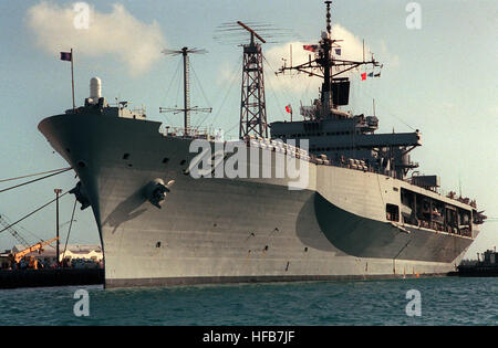 Ein Bogen Hafenansicht des Befehls amphibische Schiff USS BLUE RIDGE (LCC-19) am Pier festgemacht. DN-SC-93-00203 USS Blue Ridge Bogen Hafenansicht 1992 Stockfoto