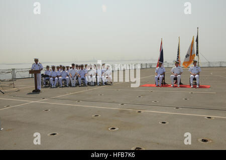 120618-N-QD718-034 MINA SALMAN PIER, Bahrain (18. Juni 2012) Mitglieder der kombiniert Task Force (CTF) 151 Mitarbeiter hören einer Rede während einer Änderung der Befehl Zeremonie an Bord der Royal Fleet Auxiliary (RFA) Fort Victoria (A387). Republik der Korea Marine Rear Admiral Anho Chung übernahm das Kommando der CTF-151 vom Royal Thai Navy Rear Admiral Tanin Likitawong. CTF 151 ist eine Multi-nationale Mission basierte Taskforce unter CMF Pirateriebekämpfung Geschäfte in Südliches Rotes Meer, Golf von Aden, Somali-Becken, Arabisches Meer und indischen Ozean. (Foto: U.S. Navy Mass Communication Specialist 2.Klasse Stockfoto