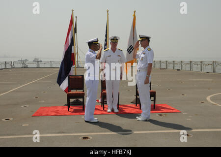 120618-N-QD718-058 MINA SALMAN PIER, Bahrain (18. Juni 2012) Republik der Korea Marine Rear Admiral Anho Chung, lindert, Royal Thai Navy Rear Admiral Tanin Likitawong, Kommandant, kombiniert Task Force (CTF) 151 während Vice Admiral John. Miller, Commander, US Naval Kräfte Command/Fifth Flotte/Combined Maritime Zentralkräfte, Center, beobachtet, während Änderung der Befehl Zeremonie an Bord der Royal Fleet Auxiliary (RFA) Fort Victoria (A387). CTF 151 ist eine multinationale, Mission-based Task Force unter CMF Pirateriebekämpfung Geschäfte im südlichen Roten Meer, Golf von Aden, Somali-Becken, Arabisches Meer, ein Stockfoto