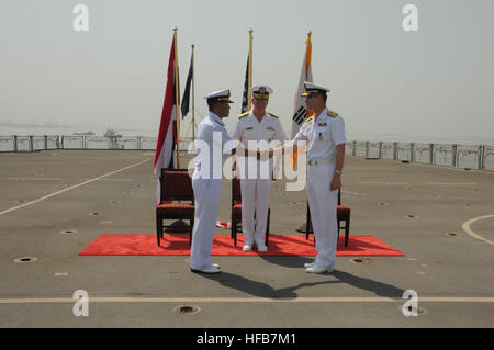 120618-N-QD718-062 MINA SALMAN PIER, Bahrain (18. Juni 2012) Republik der Korea Marine Rear Admiral Anho Chung, Kommandant, kombiniert Task Force (CTF) 151, Recht, schüttelt Hände mit Republik von Korea Navy Rear Admiral Anho Chung während Vice Admiral John. Miller, Commander, US Naval Kräfte Command/Fifth Flotte/Combined Maritime Zentralkräfte, Center, beobachtet, während Änderung der Befehl Zeremonie an Bord der Royal Fleet Auxiliary (RFA) Fort Victoria (A387). CTF 151 ist eine multinationale, Mission-based Task Force unter CMF Pirateriebekämpfung Geschäfte im Südliches Rotes Meer, Golf von Aden, Somali-Becken Stockfoto