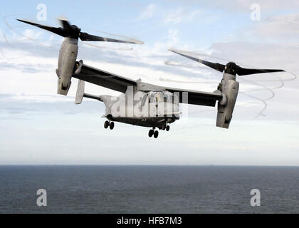 Ein uns Marine Corps (USMC) MV-22 Osprey, Marine Tiltrotor Operational Test und Auswertung Geschwader (VMX) 22, Marine Corps Air Station (MCAS) New River, North Carolina (NC), zieht aus dem Flightdeck ein amphibischer Angriff Schiff.  Die MV-22 ist eine fortschrittliche Technologie, vertikaler/kurzer Start und Landung Mehrzweck taktische Flugzeuge und soll die Alterung CH-46E Sea Knight und CH-53D Sea Stallion-Hubschrauber derzeit in Betrieb zu ersetzen. DN-SD-06-03008 Stockfoto