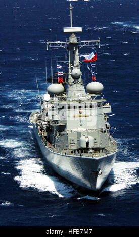 060725-N-8629M-158 (25. Juli 2006) (von vorne nach hinten), der chilenischen Marine Prat Klasse Guided Missile Destroyer (DDG) BLANCO ENCALADA (15), die peruanische Marine Meliton Carvajal Klasse Fregatte Buque Armada Peruana (BAP) MARIÁTEGUI (FM-54), der uns Navy (USN) Arleigh Burke-Klasse Lenkflugkörper Zerstörer USS O' Kane (DDG-77) und die USN Arleigh Burke-Klasse Lenkflugkörper Zerstörer USS CHAFEE (DDG-90) Segeln in Formation während eines Foto-Übung am Ende der Übung Rand des Pazifik (RIMPAC) 2006. Die Übung soll die taktischen Kenntnisse der teilnehmenden Einheiten in eine breite Palette von co Stockfoto