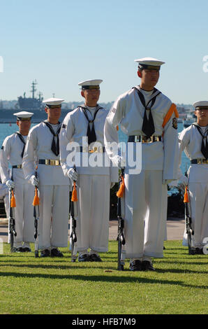 Die Republik von Korea (ROK) Marine Ehrengarde Line-up in Bildung, wie sie militärische Übungen für die San Diego, Kalifornien auf 20. Oktober 2006 öffentlich zu demonstrieren.  Segler aus der ROK Marine Schiffe DAE JO YEONG (DDH 977) und DAE CHEONG (AOE-58), zusammen mit der US Navy Band Südwesten, führten eine Vielzahl von Musik und darstellende Kunst im Seaport Village. (U.S. Navy Photo by Massenkommunikation Spezialist 3. Klasse Mark G. Logico) (Freigegeben) DN-SD-07-27547 Stockfoto