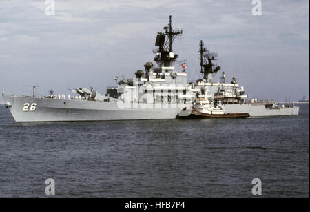 Ein Bogen Hafenansicht der Lenkflugkörper Kreuzer USS BELKNAP (CG-26) unterstützt in den Hafen von italienischen Hafen Schlepper. (MINDERWERTIGE) DN-ST-88-06126 USS Belknap CG-26 in Augusta-Bucht 19871017 Stockfoto