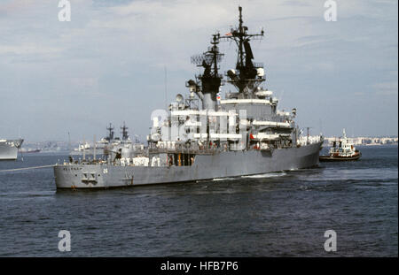 Steuerbord Quartal Blick auf der Lenkwaffen-Kreuzer USS BELKNAP (CG-26) unterstützt in den Hafen von italienischen Hafen Schlepper. (MINDERWERTIGE) DN-ST-88-06127 USS Belknap CG-26 in Augusta-Bucht 19871017 Stockfoto