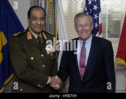 Die Honorable Donald H. Rumsfeld, rechts, US-Verteidigungsminister, posiert für ein Foto mit ägyptischen Minister für Verteidigung Field Marshall Mohamed Hussein Tantawi, beim Besuch der Ministerin im Pentagon, Washington, D.C., am 7. März 2006. (DoD Foto von Petty Officer 1st Class Chad J. McNeeley) (Freigegeben) Donald Rumsfeld mit Feldmarschall Mohamed Hussein Tantawi Stockfoto