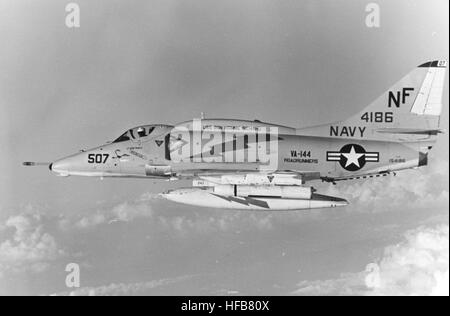 Douglas A-4F Skyhawk von VA-144 im Flug im April 1970 Stockfoto