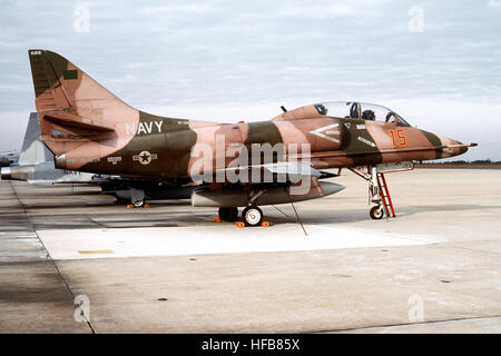 Rechte Seitenansicht ein Fighter Squadron 126 (VF-126) TA-4F Skywhawk Flugzeuge geparkt auf dem Flug Linie. Douglas TA-4F Skyhawk von VF-126 in Naval Air Facility Andrews am 5. Dezember 1992 Stockfoto