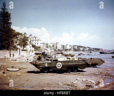 DUKWs am Strand von Anzio im April 1944 Stockfoto