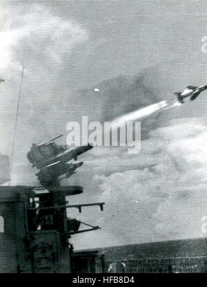 Niederländische Fregatte Evertsen (F815) feuert eine Rakete Seacat 1972 Stockfoto