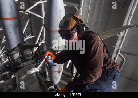 161025-N-IE397-063 arabischen Golf (25. Oktober 2016) Seemann Alex Spishak-Mehalich, reinigt das Heck Rotorblätter eines MH-60 s Sea Hawk Hubschrauber zugewiesen, die staubigen Hunde der Hubschrauber Meer bekämpfen Squadron (HSC) 7 im Hangar des Flugzeugträgers USS Dwight D. Eisenhower (CVN-69) (Ike) Bucht. Ike und seine Ca Transportfahrzeuge Streik Gruppe werden eingesetzt zur Unterstützung der Operation inhärenten lösen, maritime Sicherheit und Sicherheitsbemühungen Zusammenarbeit Theater in den USA 5. Flotte Einsatzgebiet. (Foto: U.S. Navy Seemann Christopher A. Michaels) Dwight D. Eisenhower Bereitstellung 161025-N-IE397-063 Stockfoto