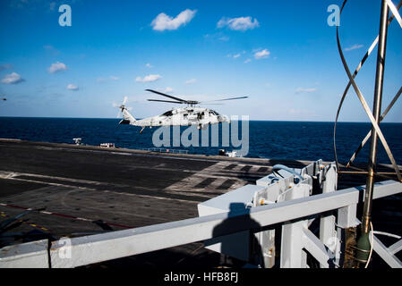 161206-N-XD363-025-Mittelmeer (6. Dezember 2016) eine MH-60 s Sea Hawk Hubschrauber, zugeordnet zu den staubigen Hunde der Hubschrauber Meer bekämpfen Squadron (HSC) 7 zieht aus dem Flugdeck des Flugzeugträgers FS Charles de Gaulle (R91). Der Hubschrauber ist Bestandteil der Eisenhower Carrier Strike Group und leitet Marinebetriebe in den USA 6. Flotte Bereich der Maßnahmen zur Erhöhung der Sicherheit der Vereinigten Staaten in Europa interessiert. (Foto: U.S. Navy Petty Officer 2. Klasse Michael R. Gendron/freigegeben) Dwight D. Eisenhower Bereitstellung 161206-N-XD363-025 Stockfoto