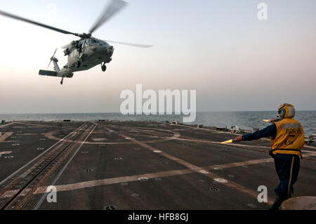 130323-N-YF306-569-Atlantik (23. März 2013) - Seemann Joseluis Robles lenkt der Take - off ein SH-60 b Sea Hawk-Hubschrauber aus der Stolz Krieger der Hubschrauber Maritime Streik Squadron (HSM) 72 an Bord der geführte Flugkörper-Zerstörer USS Winston S. Churchill (DDG-81). Winston S. Churchill ist auf eine geplante Bereitstellung unterstützen maritimer Sicherheitsoperationen, Sicherheitsbemühungen Zusammenarbeit Theater in den USA 2. Flotte Aufgabengebiet. (Foto: U.S. Navy Mass Communication Specialist 2. Klasse Aaron Chase/freigegeben) 130323-N-YF306-569 (8592584380) Stockfoto