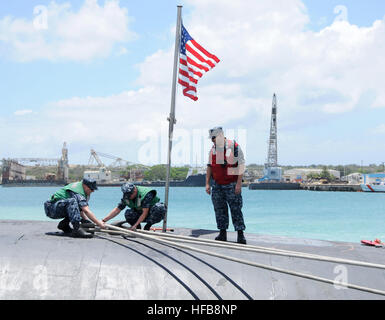 POLARIS Punkt sichern Guam (11. April 2013) Matrosen an Bord geführte Raketen-u-Boot USS Ohio (SSGN-726) Liegeplatz Linien in Apra Harbor, wie Ohio kommt, um einen Austausch des Befehls zwischen Gold und blau Besatzungen führen. (Foto: U.S. Navy Mass Communication Specialist 1. Klasse Jeffrey Jay Price/freigegeben) 130411-N-LS794-012 beitreten das Gespräch http://www.facebook.com/USNavy http://www.twitter.com/USNavy http://navylive.dodlive.mil 130411-N-LS794-012 (8641409918) Stockfoto