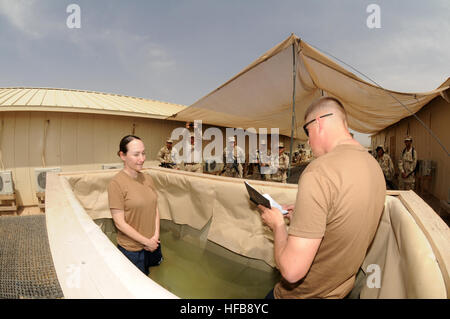 Lt. j.g. Kaplan Brian E. Myers aus New London, Connecticut, zugewiesene Naval Mobile Bau-Bataillon 11, tauft Builder 1. Klasse Ina M. Baca, von Eustis, Florida, am Ostersonntag in der Camp Leatherneck Kapelle als Kameraden zu beobachten. Gridley in Gulfport, Mississippi, wird NMCB-11 auf Afghanistan durchzuführen allgemeine, Mobilität, Überlebensfähigkeit Entwicklungsprozesse, defensiven Operationen, Afghan National Army Partnerschaft und Ablösung von Einheiten im Bereich kombiniert/Joint Operations - Afghanistan damit die Neutralisierung des Aufstands und verbesserte Steuerung und Stabilität zu unterstützen bereitgestellt Stockfoto