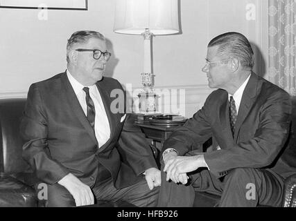 Kongressabgeordnete Edward J. Patten (D - New Jersey) (links) trifft sich mit US-Verteidigungsminister Robert S. McNamara in seiner Pentagon. Edward J. Patten Treffen mit Robert McNamara, August 1965 Stockfoto