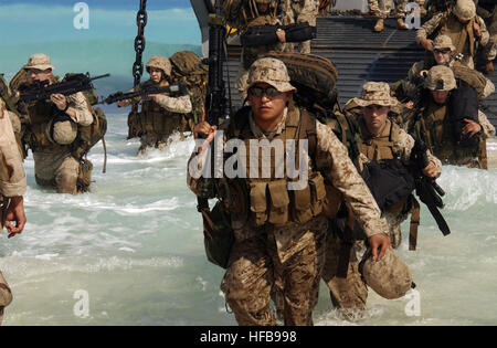 US Marine Corps (USMC) Marines aus Expeditionary Strike Group 1 (ESG-1), 13. Marine Expeditionary Unit (MEU), aussteigen, ein uns Navy (USN) Landungsboote Dienstprogramm (LCU) Schiff in Vorbereitung auf eine bevorstehende amphibische Landung Demonstration für Übung BRIGHT STAR 05 in Mubarek militärische Stadt (MMC), Ägypten. 13. MEU aussteigen Bright Star 2005 Stockfoto