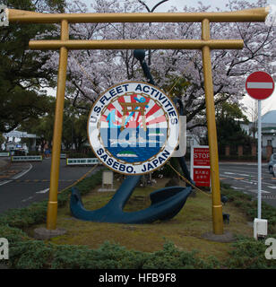 160331-N-QY759-030 SASEBO, Japan (1. April 2016) die einzigartige goldene Torii-Tor und blauen Anker sind die einladende Embleme der Kommandeur US Flotte Aktivitäten Sasebo. Die Basis wurde für Sicherheit, Umwelt-, Zumwalt Lodging, goldenen Anker, Food-Service und die 2015 Region Japan Installation des Jahres ausgezeichnet. (Foto: U.S. Navy Mass Communication Specialist 1. Klasse David R. Krigbaum/freigegeben) Ortseingangsschild von uns Flotte Aktivitäten Sasebo im April 2016 Stockfoto