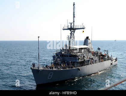 101113-N-6266K-043-Straße von HORMUS (13. November 2010) Avenger-Klasse Mine Gegenmaßnahme Schiff USS Scout (MCM 8) bereitet sich auf entlang Seite Royal Fleet Auxiliary Lyme Bay (L3007) vor rafting bei einem gemeinsamen ziehen. Rafting tritt auf, wenn zwei Schiffe ziehen nah an einander in offenem Wasser Versorgung durch den Einsatz einer Gangway zu übertragen. Scout mit kombiniert Task Force 151 eingesetzt zur Unterstützung der Sicherheit im Seeverkehr-Einsätze in den USA verbunden ist 5. Flotte Aufgabengebiet. (Foto: U.S. Navy Mass Communication Specialist 1. Klasse Joshua Lee Kelsey/freigegeben) EOD-Übung 342701 Stockfoto