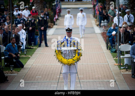 130504-N-WL435-098 EGLIN AIR FORCE BASE, Florida (4. Mai 2013) eine Explosive Ordnance Beseitigung (EOD) Senior Chief Petty Officer trägt einen zeremoniellen Kranz gefallenen EOD Seeleute während der 44th jährlichen EOD Trauerfeier Etablissement Kauffman EOD Ausbildung gewidmet. Der Kranz wurde vor der Navy Panel der Gedenkstätte Mauer mit separaten Bereichen für jeden Dienst mit den Namen der EOD-Service-Mitglieder, die in der Linie der Pflicht gestorben gelegt. (Foto: U.S. Navy Mass Communication Specialist 1. Klasse Peter D. Lawlor/freigegeben) EOD Trauerfeier 130504-N-WL435-098 Stockfoto