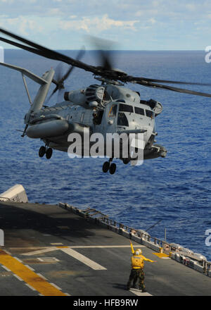 Ein CH-53E Sea Stallion-Hubschrauber von vorwärts bereitgestellt amphibische Marine Medium Helicopter Squadron 262 Aufzüge aus zugewiesen Schiff USS Essex. Essex ist Teil der vorwärts bereitgestellt Essex amphibious Ready Gruppe und beteiligt sich an Valiant Shield 2010, eine gemeinsame Übung der USA im Pazifik. ESSEX Amphibious Ready Group 319793 Stockfoto