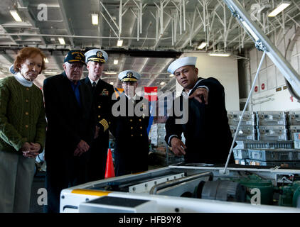 130222-N-TZ605-982 CORONADO, Kalifornien (22. Februar 2013) Luftfahrt Supporttechniker Ausrüstung 2. Klasse Jeffrey Rollon zeigt ehemalige Präsident Jimmy Carter, ehemalige First Lady Rosalynn Carter und ehemaliger Sekretär der Navy John Dalton verschiedene Flugzeuge transportieren Fahrzeuge als Teil einer statischen Anzeige während einer Tournee in den Hangar Bucht an Bord des Flugzeugträgers USS Carl Vinson (CVN-70). Die Fuhrleute und Dalton besuchte Carl Vinson mit mehr als 200 Mitgliedern das Carter Center. (Foto: U.S. Navy Mass Communication Specialist 2. Klasse Timothy A. Hazel/freigegeben) Ex-Präsident Carter besucht USS Carl Vins Stockfoto