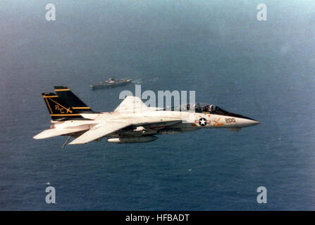 Eine Luft/Luft-Seitenansicht rechts ein Fighter Squadron 32 (VF-32) F-14A Tomcat-Flugzeuge mit Endhaken gesenkt, wie es für eine Landung an Bord des Flugzeugträgers USS John F. Kennedy (CV-67) während der Flotte EX 1-90 bereitet. F-14A Tomcat VF-32 USS John F Kennedy Stockfoto