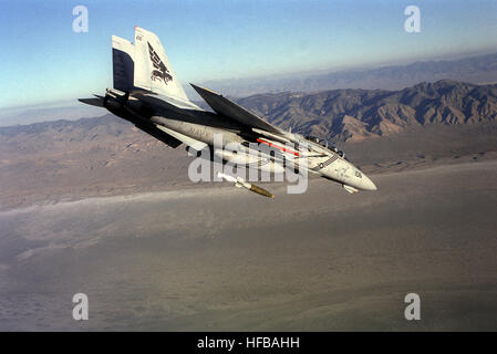 Rechte Seitenansicht eines F-14 b Tomcat Flugzeugen Fighter Squadron 143 (VF-143), die Pukin' Hunde, eine Mark 83 1.000 Pfund-Bombe über die Bombardierung Bereich fallen.  Der Pilot des Flugzeugs ist Lt. Chris Blaschum und Radar Intercept Officer (RIO) ist Lt. Jack Liles. F-14 b VF-143 Bombe Stockfoto