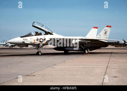 Eine linke Vorderansicht eines Flugzeugs Fighter Squadron 41 (VF-41) F-14A Tomcat geparkt auf dem Flug Linie.  Dieses besondere Flugzeug erhält der Kommandant der Carrier Air Wing 8 (CVW-8), der Luft-Flügel, der nuklear angetriebene Flugzeugträger USS THEODORE ROOSEVELT (CV-71) zugewiesen. F-14 Tomcat VF-41 Oceana Stockfoto