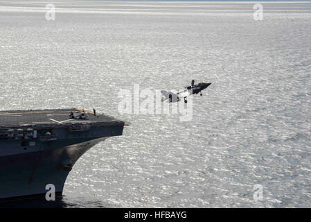 130814-N-ML172-152-Atlantik (14. August 2013) eine F-35 b Lightning II Flugzeug startet aus dem amphibischen Angriff Schiff USS Wasp (LHD-1) während der zweite auf See f-35 developmental Test-Event. Die F-35 b ist die Marinekorps-Variante von der den joint Strike Fighter und ist in der Testphase an Bord Wespe. (Foto: U.S. Navy Masse Kommunikation Spezialist Seemann Michael T. Forbes II/freigegeben) F-35 b Lightning von USS Wasp (LHD-1) 2013 Stockfoto