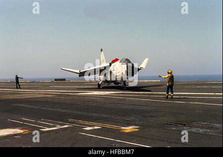 Ein Flugzeug-Regisseur signalisiert Anweisungen an den Piloten eines Flugzeugs der französischen Marine F-8E (FN) Crusader an Bord der nuklear angetriebene Flugzeugträger USS DWIGHT D. EISENHOWER (CVN-69). F-8e(FN) CVN-69 Klappflügel Stockfoto