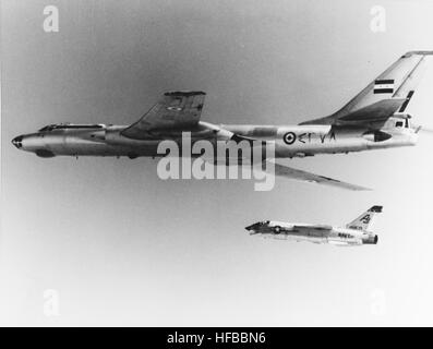 F - 8H Crusader von VF-13 Escort ägyptischen Tupolew Tu-16 im Mai 1969 Stockfoto