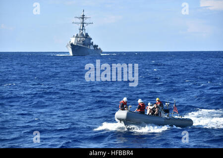 151130-N-XT273-265 Mittelmeer (30. November 2015) Segler Operationen kleines Boot an Bord USS Ross (DDG 71) 30. November 2015. Ross, ein Zerstörer der Arleigh-Burke-Klasse-geführte Flugkörper in Rota, Spanien, nach vorn bereitgestellt ist die Marine Durchführung einer Routine-Patrouille in den USA 6. Flotte Bereich der Maßnahmen zur Erhöhung der Sicherheit der Vereinigten Staaten in Europa interessiert. (Foto: U.S. Navy Mass Communication Specialist 2. Klasse Justin Stumberg/freigegeben) 151130-N-XT273-265 (23658436245) Stockfoto