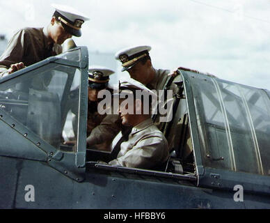 Die F2A Buffalo wird 1943 in ihrer Cockpit-Konfiguration auf der Naval Air Station Miami gezeigt, was die Kampfflugzeuge der US Navy und die Bereitschaft der Piloten während des Zweiten Weltkriegs hervorhebt Stockfoto