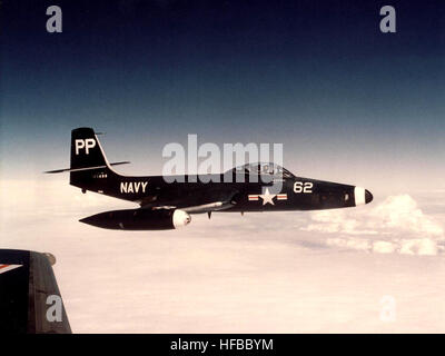 F2H - 2P Banshee von VC-61 im Flug 1955 Stockfoto